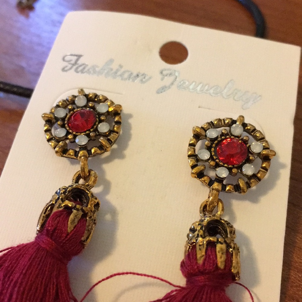 Earrings and a necklace ✅ - Picture 2 of 4
